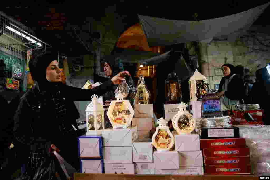 یروشلم کے قدیم شہر میں ایک خاتون خصوصی رمضان فانوس فروخت کر رہی ہیں۔&nbsp;