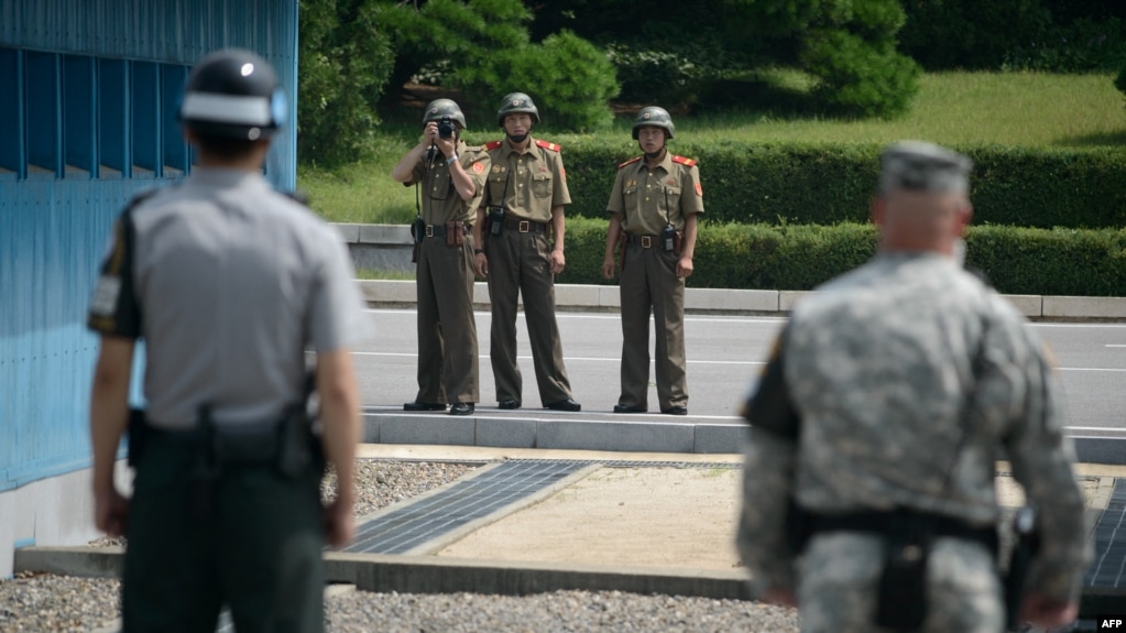 한반도 비무장지내 내 공동경비구역(JSA)에서 북한군 장병이 미군(오른쪽)과 한국군(왼쪽)을 촬영하고 있다. (자료사진)