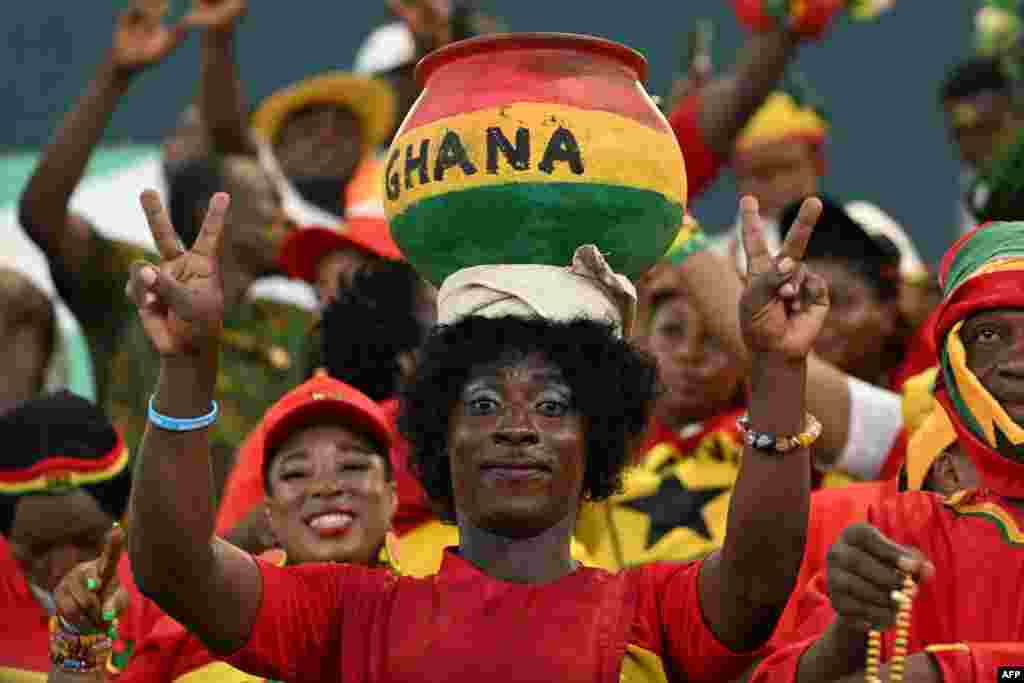 Un supporter ghanéen gesticule avant le match de football du groupe B de la Coupe d&#39;Afrique des Nations (CAN) 2024 entre l&#39;Égypte et le Ghana au stade Félix Houphouët-Boigny d&#39;Abidjan, le 18 janvier 2024.