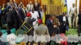 Uganda- Francis Zaake, n’o ye jamana ka kelenya tɔnba (NUP) ɲɛmɔgɔ dɔ ye nyongrila, wasablon nyemogo dankan fe