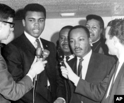 Juara kelas berat Muhammad Ali, kiri tengah, dan Dr. Martin Luther King berbicara kepada wartawan. (Foto: AP)
