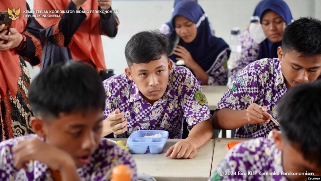 FILE - Simulasi Makan Siang Gratis di SMPN 2 Curug, Tangerang. (Sumber: ekon.go.id)