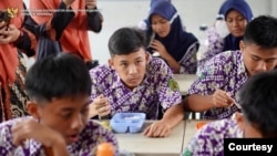 Simulasi Makan Siang Gratis di SMPN 2 Curug, Tangerang. (Sumber: ekon.go.id)