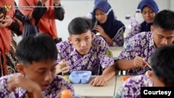 FILE - Simulasi Makan Siang Gratis di SMPN 2 Curug, Tangerang. (Sumber: ekon.go.id)
