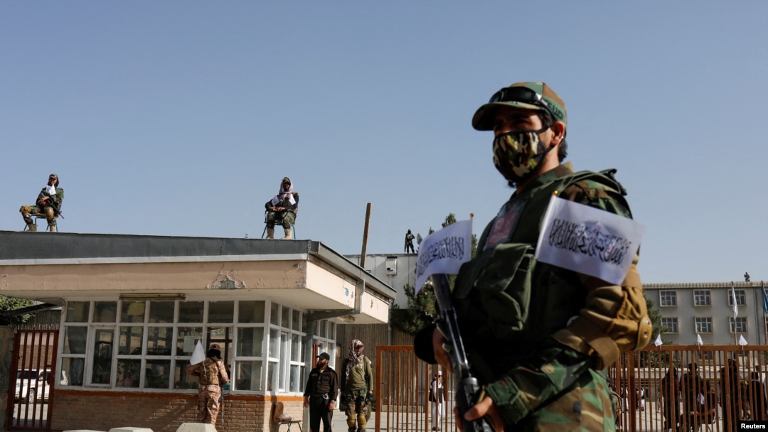 FILE - Tentara Taliban berjaga pada upacara peringatan kedua pengambilalihan Kabul oleh Taliban di Kabul, Afghanistan, 15 Agustus 2023.