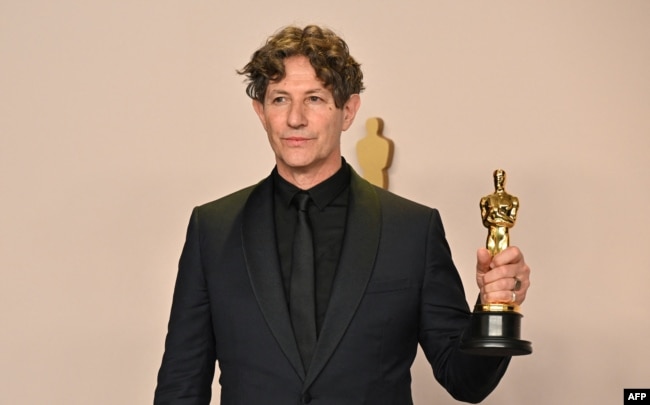 English director Jonathan Glazer poses in the press room with the Oscar for Best International Feature Film for "The Zone of Interest" during the 96th Annual Academy Awards at the Dolby Theatre in Hollywood, California on March 10, 2024. (Photo by Robyn BECK / AFP)