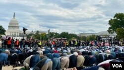 Sedikitnya dua ribu orang melakukan salat Jumat di lapangan National Mall di depan Gedung Capitol, Washington, DC hari Jumat (20/10). (Foto: VOA/Eva M.)