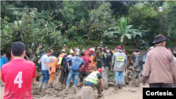 Las fuertes lluvias provocaron una avalancha en la madrugada del martes en el centro de Colombia, dejando hasta el momento once muertos y destruyendo la carretera principal que comunica Bogotá con varias zonas en los llanos orientales del país. [Foto: cortesía de la Policía de Colombia]