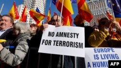 Para demonstran oposisi memegang plakat " Tak Ada Amnesti untuk Terorisme" menolak UU amnesti pemerintah, dalam aksi protes di alun-alun Plaza de Espana, Madrid, Minggu 28 Januari 2024.