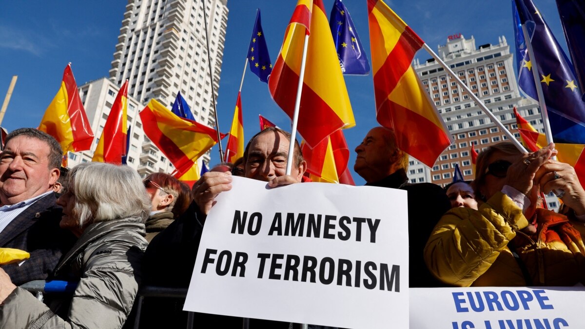 Spanish Opposition Protests Catalan a
Amnesty Law 