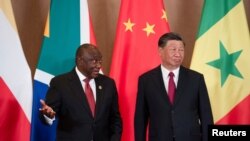 中国国家主席习近平和南非总统拉马福萨2023年8月24日在南非约翰内斯堡共同出席中非领导人圆桌对话。