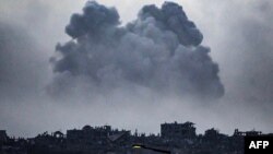 Moshi ukifuka baada ya mashambulizi ya Israel Kaskazini mwa Gaza Novemba 23, 2023.Picha na John MACDOUGALL / AFP.