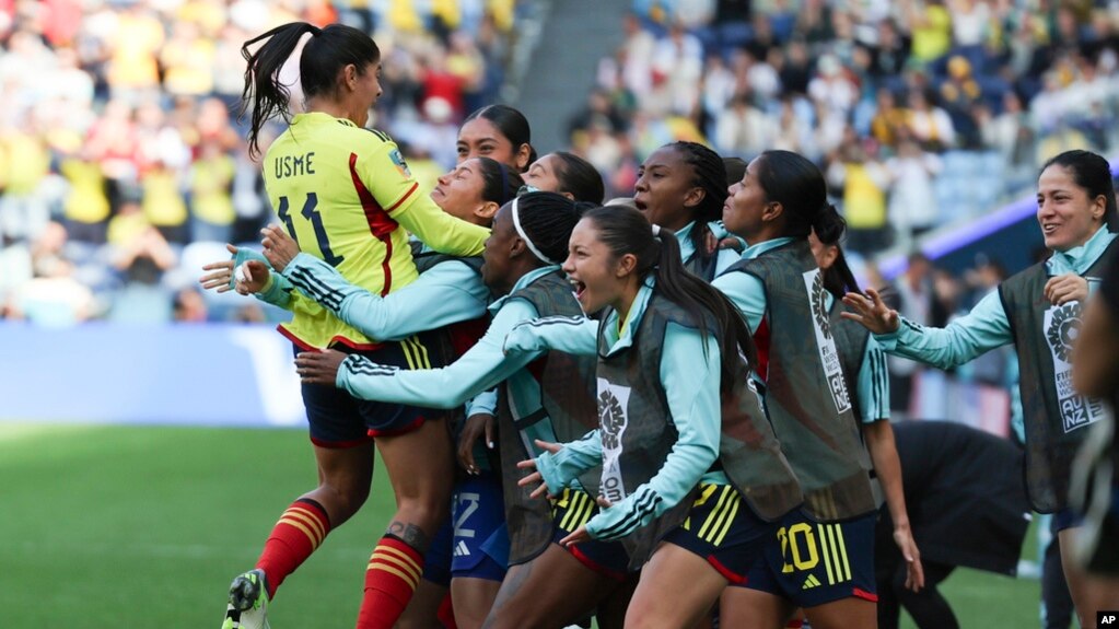 Catalina Usme de Colombia, a la izquierda, celebra con sus compañeras de equipo después de anotar de un tiro penal durante el partido de fútbol del Grupo H de la Copa Mundial Femenina entre Colombia y Corea del Sur.