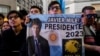 Simpatizantes sostienen una pancarta del candidato presidencial de la oposición Javier Milei afuera de su sede de campaña después del cierre de las urnas en la segunda vuelta presidencial en Buenos Aires, Argentina, el domingo 19 de noviembre de 2023. (Foto AP/Natacha Pisarenko)