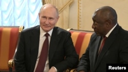 Rais wa Russia Vladimir Putin na Rais wa Afrika Kusini Cyril Ramaphosa wakiwa Saint Petersburg, Russia Juni 17, 2023. Picha na Reuters. 