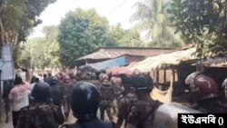 পোশাক শ্রমিকেরা তাদের মূল বেতন ২৩ হাজার টাকা করার দাবিতে কয়েক দিন ধরে সারা দেশে বিক্ষোভ করছেন।