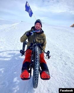 Darren Edwards menyelesaikan marathon pertama ‘World Marathon Challenge’ pada suhu nol derajat di Camp Novo, Antarctica, 31 Januari 2023. (Facebook/thedisabledadventurer)