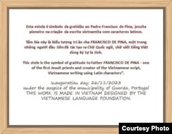 Tâm bia khắc trên tượng đài, ghi nhận công ơn của giáo sĩ Francisco de Pina trong việc tác tạo chữ quốc ngữ.