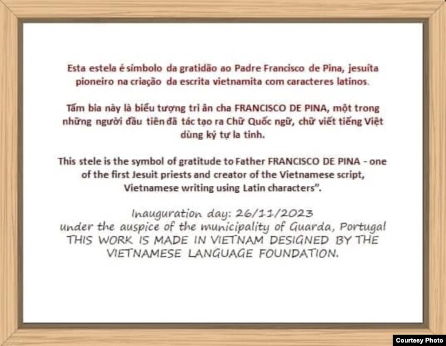 Tâm bia khắc trên tượng đài, ghi nhận công ơn của giáo sĩ Francisco de Pina trong việc tác tạo chữ quốc ngữ.