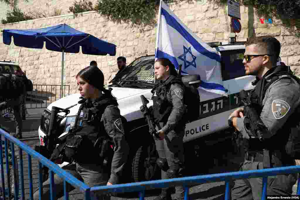 Miembros de la policía de fronteras de Israel custodian todos los accesos a la Ciudad Vieja de Jerusalén.