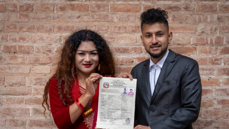 La primera pareja casada del mismo sexo en Nepal promete continuar la campaña por los derechos de los homosexuales