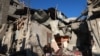 Un palestino revisa los escombros de un edificio tras un bombardeo israelí el 18 de enero de 2024 en Rafah, en el sur de la Franja de Gaza.