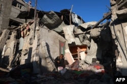 Palestinac istražuje ruševine zgrade uništene u izraelskom bombardovanju, 18. januara 2024. u Rafi, na ugu Pojasa Gaze, tokom rata Izraela protiv palestinske militantne grupe Hamas.
