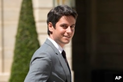 Gabriel Attal, berjalan keluar usai rapat kabinet mingguan, di Istana Elysee, Paris, Rabu, 11 Mei 2022. (Foto: AP)