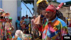 Un hombre carga una máscara en la fiesta de los Diablos Danzantes de Naiguatá, Venezuela. [Foto: Nicole Kolster]