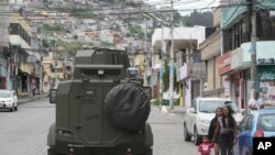 Mobil tentara berpatroli di sebuah area pemukiman warga di utara Quito, Ekuador, pada 11 Januari 2024. (Foto: AP/Dolores Ochoa)