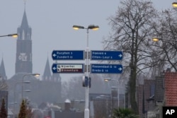 Saobraćajni znak sa putokazima u selu Sint Vilersbrord u Holandiji (Foto: AP/Virginia Mayo)