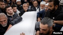 Sejumlah pelayat mengerubungi peti jenazah wadea Al-Fayoume dalam prosesi pemakaman di Bridgview, Illinois, pada 16 Oktober 2023. (Foto: Reuters/Jim Vondruska)