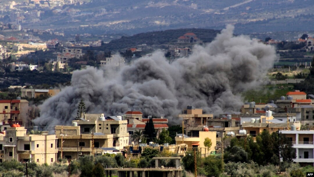 Asap mengepul di atas gedung-gedung menyusul serangan Israel di Desa Majdal Zoun di perbatasan selatan Lebanon, Jumat, 9 Maret 2024. (Foto: AFP)