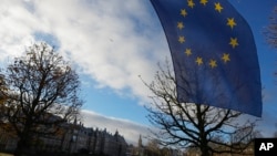 资料照片：荷兰议会外面的欧盟旗帜。(2023年11月23日）