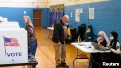 ARCHIVO - Votación en Detroit, Michigan, para las elecciones presidenciales primarias, 27 de febrero de 2024.