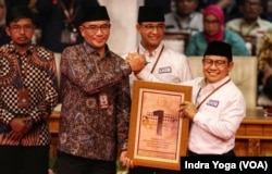 Pasangan Anies Baswedan dan Muhaimin Iskandar mendapatkan nomor urut 1, Selasa (14/11). (VOA/Indra Yoga)