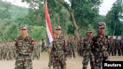 资料照片：缅甸克伦尼民族进步党的军队在丛林基地集合。 （2000年8月17日）