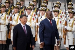 El presidente de la República del Congo, Felix Tshisekedi, a la derecha, y el presidente chino, Xi Jinping, asisten a una ceremonia de bienvenida en el Gran Salón del Pueblo en Beijing, China, el 26 de mayo de 2023.