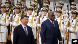 2023年5月26日，剛果共和國總統費利克斯·齊塞克迪（右）和中國國家主席習近平在中國北京人民大會堂出席歡迎儀式。（美聯社照片）
