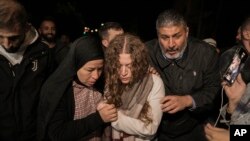 资料照片：2023年11月30日，巴勒斯坦活动人士阿赫德·塔米米(Ahed Tamimi)被以色列释放。(美联社照片)