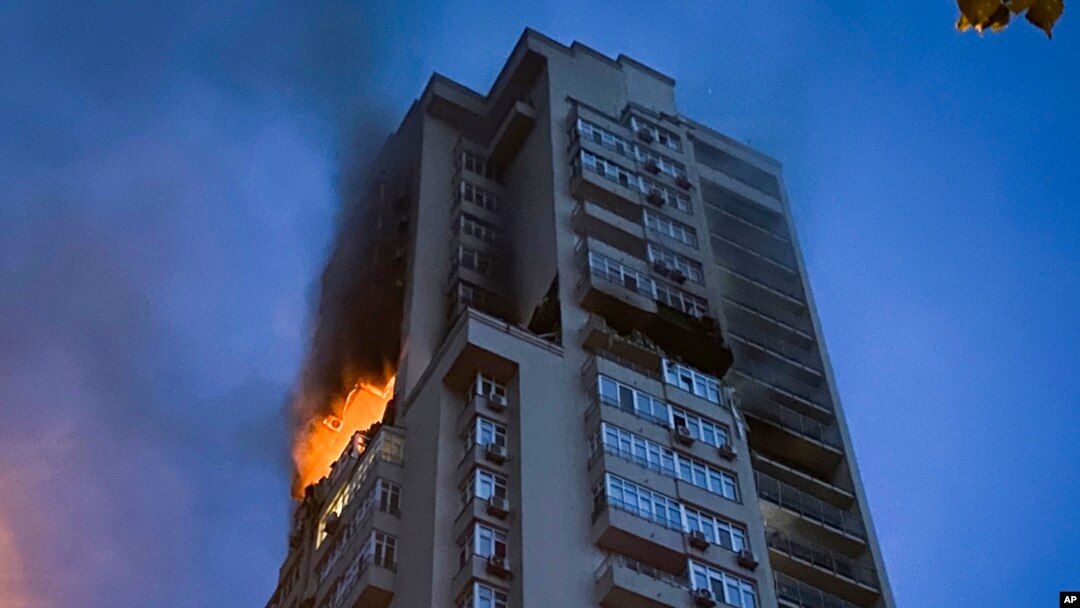 Un edificio de apartamentos de varios pisos resulta dañado durante un ataque ruso en Kiev, Ucrania, el 24 de junio de 2023.