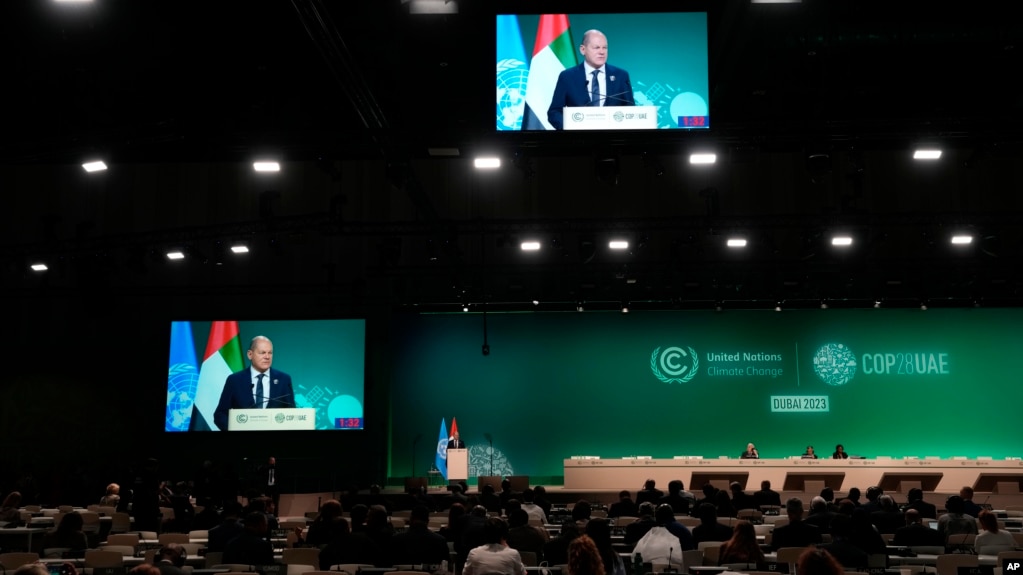 El canciller de Alemania, Olaf Scholz, habla durante una sesión plenaria en la Cumbre sobre el Clima de la ONU COP28, el sábado 2 de diciembre de 2023, en Dubai, Emiratos Árabes Unidos. (Foto AP/Rafiq Maqbool)