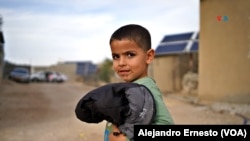 Un niño beduino posa en la aldea de Alsara, en el suroeste de Israel.