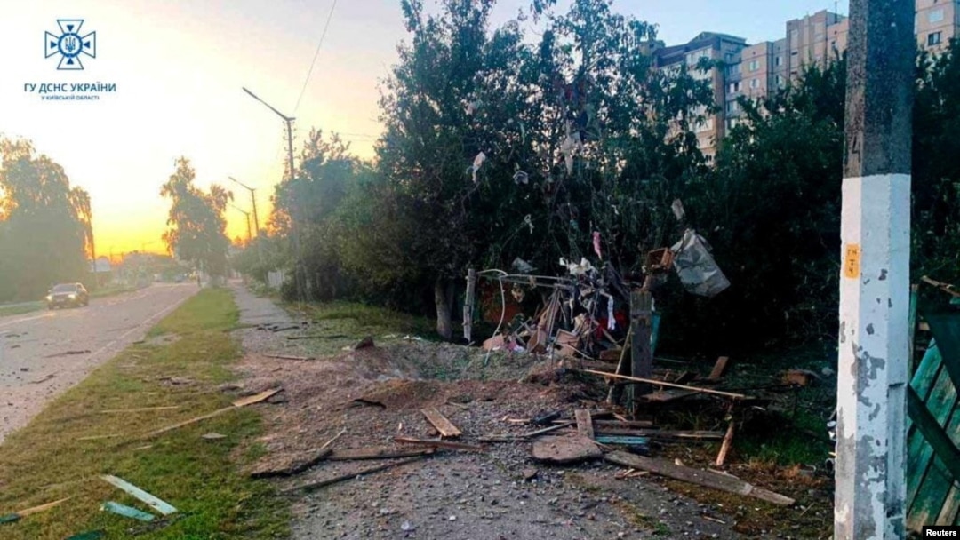 Krater koji su načinili ostaci oborenog drona "samoubice", za koji lokalne vlasti smatraju da su bespilotne letelice (UAV) iranske proizvodnje Šahed-131/136, u Kijevskoj oblasti, u Ukrajini, 11. jula 2023.