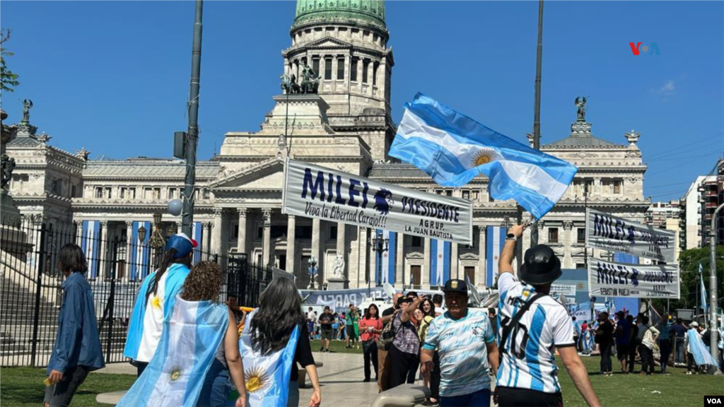 Cientos de argentinos llegan a los alrededores del Congreso de la Nación, en Buenos Aires, donde será la jura presidencial de Javier Milei, este domingo 10 de diciembre.