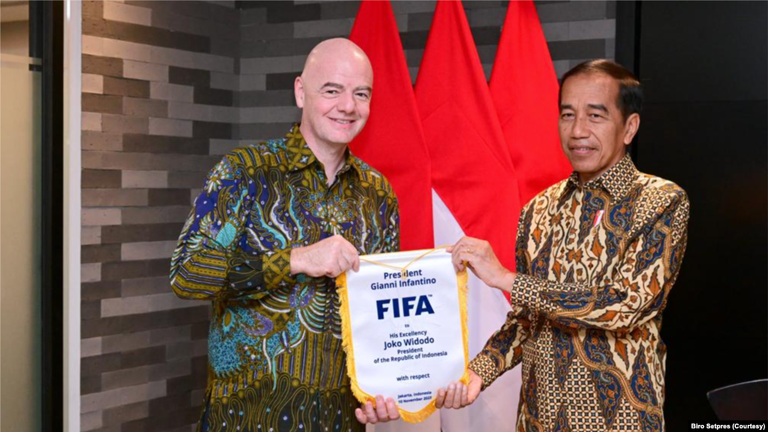 Presiden Joko Widodo bersama Presiden Giovanni Vincenzo Infantino di Jakarta, Jumat (10/11) saat pembukaan kantor FIFA di Indonesia. (Foto: Biro Setpres)