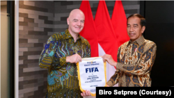 Presiden Joko Widodo bersama Presiden Giovanni Vincenzo Infantino di Jakarta, Jumat (10/11) saat pembukaan kantor FIFA di Indonesia. (Foto: Biro Setpres)