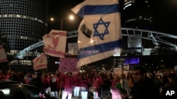 Manifestantes israelíes demandan el regreso de los rehenes retenidos por Hamás en una protesta en Tel Aviv, Israel, el 13 de enero de 2024.