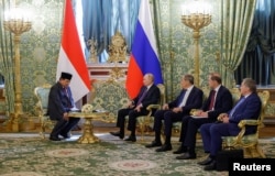 Presiden Rusia Vladimir Putin, Menteri Luar Negeri Sergei Lavrov, Wakil Perdana Menteri Pertama Denis Manturov, dan Ajudan Presiden Yuri Ushakov bertemu dengan Menteri Pertahanan Prabowo Subianto di Kremlin, Moskow, Rusia, 31 Juli 2024. (Foto: Maxim Shemetov/Reuters)