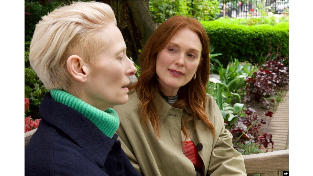 Julianne Moore, kanan, dan Tilda Swinton dalam sebuah adegan dari "The Room Next Door." (Sony Pictures Classics via AP)